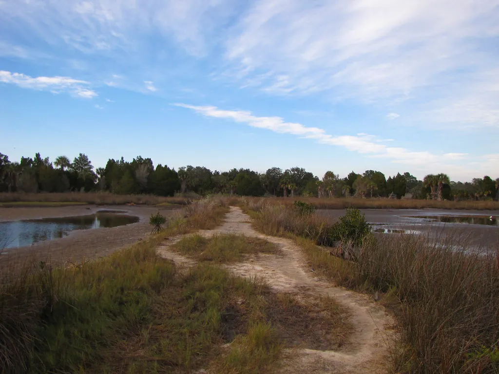 Pohodniška pot vzdolž kraškega hrbtnega slemena
